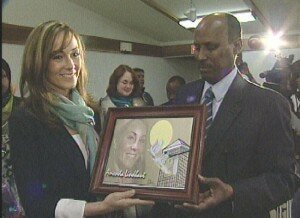 Lindhout poses for pictures after receiving a framed portrait.