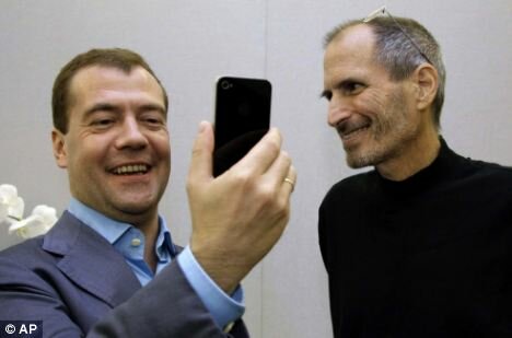 Steve Jobs. oo Madaxwaynaha dalka Ruush-ka u sharaxaya iPhone 4