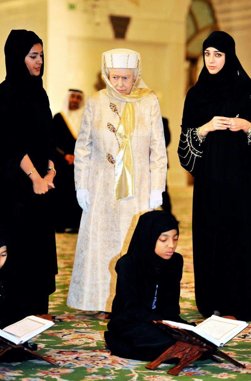 Queen Elizabeth II oo dhageesaneeya dhalinyaro Quraan aqrinaya.