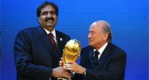 Boqorka dalka Qatar Hamad Al-Thani iyo Gudoomiyaha FIFA Bletter