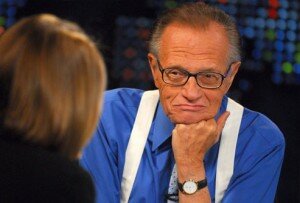 Larry King Marka uu qof wareesanayo inta badan Gacanta Midig ayuu garrka saartaa!