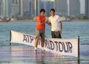 Rafael Nadela iyo Roger Federer oo is gacan qaadaya kadib marki ay ciyaarta dhamatay!