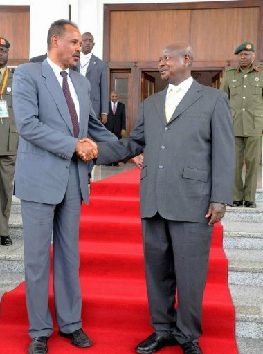 Ugandan President Yoweri Museveni (R) shakes hands with Eritrian president Issaias Aferworki (AFP, Peter Busomoke)